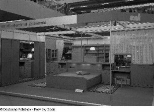 Schlafzimmer (Modell T 25) : Ausstellungskoje des VEB Möbelkombinat Zeulenroda-Triebes (ZEUTRIE) mit Schlafzimmer (Modell T 25)