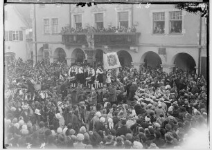 Fasnacht Sigmaringen 1934; Bräuteln vor dem Rathaus