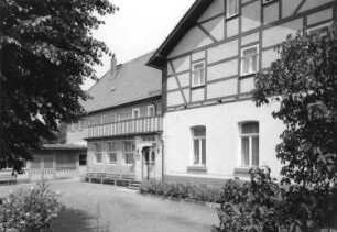 Königstein-Halbestadt (Sächsische Schweiz). Ferienheim "Zentrag". Eingangsseite (Teilansicht)