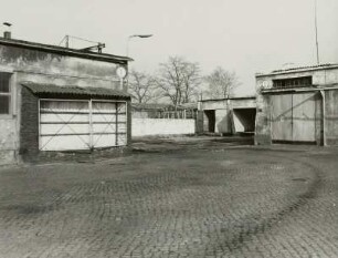Dresden-Neustadt, Tannenstraße / östlich Hans-Oster-Straße. Ehemalige Kaserne der Sowjetarmee. Fahrzeughallen