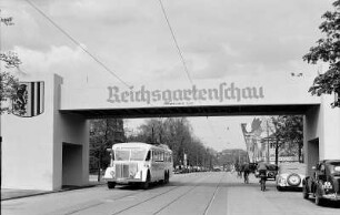 Reichsgartenschau - Fußgängerbrücke : Dresden, Fußgängerbrücke über die Lennéstraße anläßlich der Reichsgartenschau 1936, Büssing-Autobus