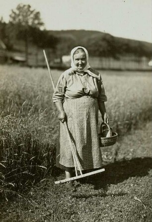 Rittersgrün, Bauersfrau mit Harke : Rittersgrün, Bauersfrau auf dem Heimweg vom Heuwenden