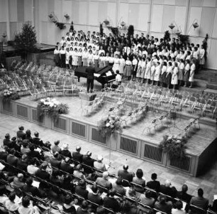 Deutsch-amerikanisches Schülerkonzert in der Stadthalle im Rahmen der deutsch-amerikanischen Freundschaftswoche.
