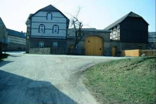 Weg am Dorfplatz, Blick auf einen Hof