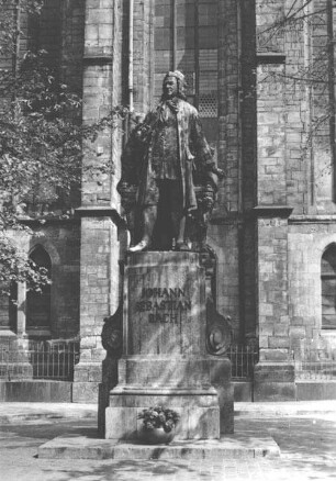 Messestadt Leipzig: Bach-Denkmal vor der Thomaskirche