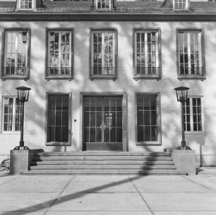 Treppe zu Kasernengebäude