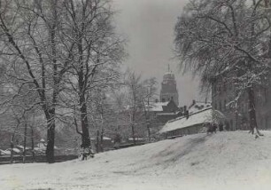 Dresden. Am alten Botanischen Garten in der Ringstraße, später Reichsbankgelände, mit Blick zum Rathausturm im Winter