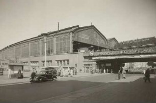 Berlin, Friedrichstraße mit Bahnhof Friedrichstraße : Ansicht von Südosten