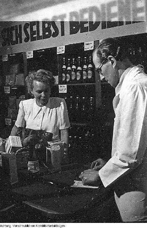 Dresden-Laubegast, Tauernstraße 11. Erste Verkaufsstelle der Konsumgenossenschaft Dresden mit Selbstbedienung und Kampagne gegen die Remilitarisierung, Mai 1951