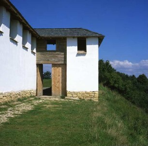 Lehmziegelmauer mit Wehrgang