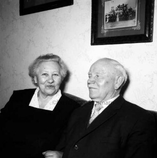 Ahlers, Emil und Frieda: geboren 1885 und 1894: Emil von 1951 bis 1959 Amtmann des Amtes Lütjensee, von 1940 bis 1956 Amtswehrführer der Amtsfeuerwehr Lütjensee: Einwohner von Lütjensee: Goldene Hochzeit am 23. März 1962
