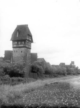 Dinkelsbühl. Bäuerlinsturm (16. Jh.). Feldseite über den Mühlgraben von Südost