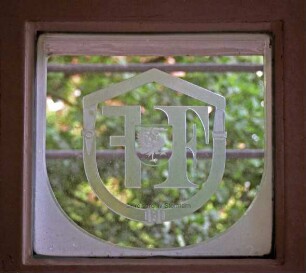 Kreistagssitzungssaal: Fensterfront: Wappen des Kreisfeuerwehrverbandes