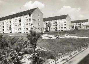 Riesa-Weida, Schweriner Straße. Neubaugebiet mit Vier-Geschossern, davor Kinderspielplatz