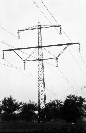 Deutschland. 220/380 kV-Freileitung, errichtet von der Firma Elektroarmaturenwerk JWH Radebeul. 220 kV-Tragmast