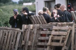 FAP-Treffen beim Rechtsextremisten Thorsten Heise in Northeim, am 04.06.94. hier: Neonazis, teilweise vermummt