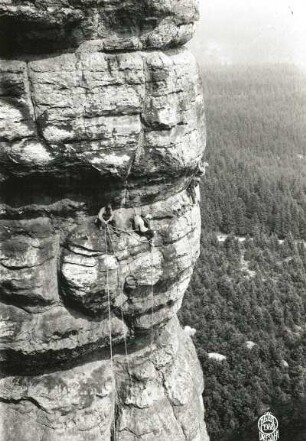 Sächsische Schweiz, Affensteine. Bloßstock. Seilschaft Ehrhardt Renger in der Ostwand (FKV-Weg, Ostkante, VIIb)