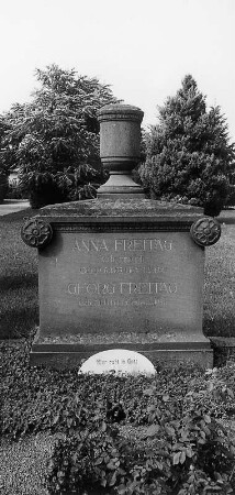 Historische Grabsteine auf dem Friedhof (Friedhofsanlage); Pfungstadt, Friedhofstraße 11