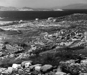 Delos. Blick vom Sarapieion C über die Wohnquartiere zum Heiligtum