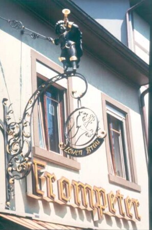 Bad Säckingen. Gaststätte "Trompeter". Straßenansicht mit Ausleger