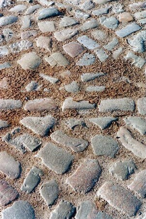 Dorfstraße: Detailaufnahme Kopfsteinpflaster Straßenmitte