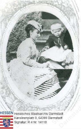 Alice Großherzogin v. Hessen und bei Rhein geb. Prinzessin v. Großbritannien (1843-1878) / Porträt im Profil in Medaillon, mit Sohn Ernst Ludwig, auf Treppe sitzend, Kniestück