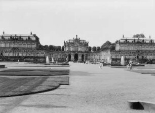 Dresden-Altstadt, Zwinger. Blick über Zwingerhof zum Wallpavillon