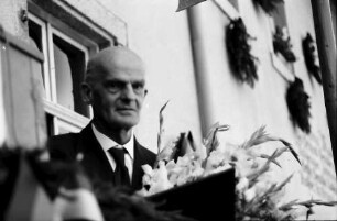 Bernau: Prof. Schnarrenberger, Porträt mit Blumen