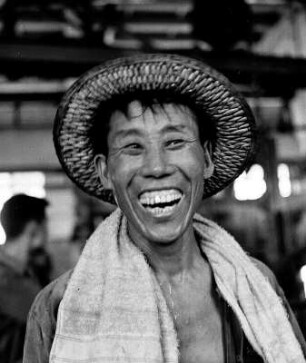 Wuhan (China). Schwermaschinenbau. Posierender lachender Arbeiter