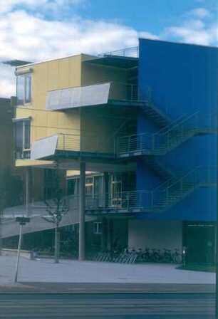 Dresden-Altstadt, Pillnitzer Straße 39. St. Benno-Gymnasium (1994-1996, G. Behnisch). Südgiebel mit Eingang und Feuerschutztreppe