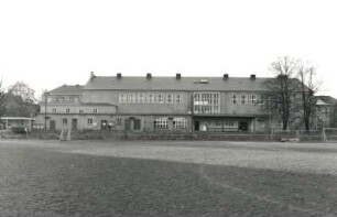 Dresden-Räcknitz, Zellescher Weg 18/20. Sportplatz (künftiger Standort des Zentralgebäudes der SLUB). Ansicht mit Sportcasino von Osten gegen Trefftz-Bau