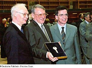 Bauübergabefeier. Prof. Hans Joachim Meyer, Prof. Jürgen Hering und Dr. Thomas de Maizière nach der Schlüsselübergabe