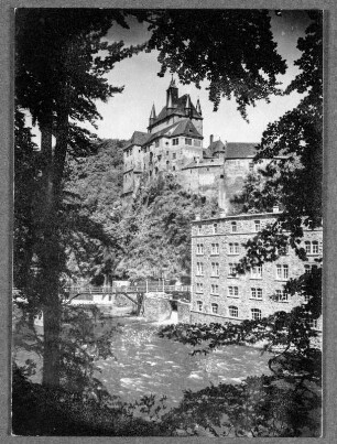 Burg Kriebstein : Blick zur Burg Kriebstein mit Behelfsbrücke und Papierfabrik Kübler und Niethammer