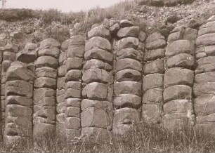 Ostritz, Alter Hutberg, Basaltsäulen mit Verwitterungsfugen