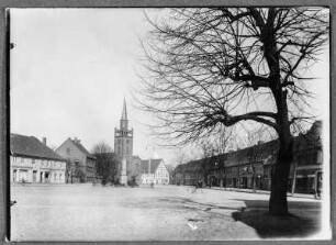 Am Markt in Neudamm in der Mark : Neudamm (heute Debno / Polen). Markt mit evangelischer Kirche
