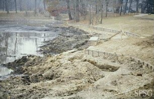 Berlin, Schlossgarten Charlottenburg, Umgebung Karpfenteich, Sanierungsarbeiten am Karpfenteich im Frühjahr 1980, Abwinkelung der östlichen Spundwand.