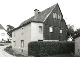 Panschwitz-Kuckau-Säuritz, Dorfstraße 12. Wohnstallhaus (1851/1900)