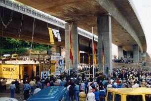Neubau des Grünwettersbachviadukts 1990 - 1993 Quereinschub der Fahrbahn Karlsruhe - Stuttgart um 12 m.
