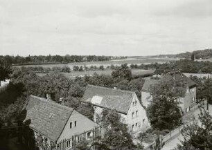Dresden-Loschwitz. Blick vom Loschwitzer Elbhang über den Körnerweg und den Sportplatz zur Elbe und Saloppe