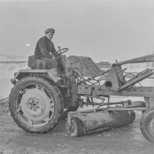 Coblenz. Rinderkombinat. Portrait eines Bauern auf einem landwirtschaftlichem Fahrzeug