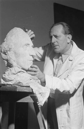 Freital. Der Bildhauer Walter Arnold beim Modellieren des Porträtkopfes von Felix Mendelssohn-Bartholdy