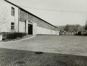 Dresden-Neustadt, Tannenstraße / östlich Hans-Oster-Straße. Ehemalige Kaserne der Sowjetarmee. Fahrzeughallen