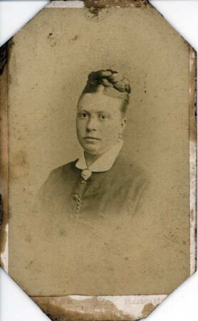 Fotografie einer stehenden Dame