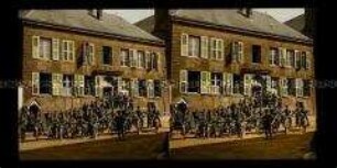 Soldaten mit Motorrädern an der Torwache der Festung Montmedy
