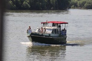 Ungarisches Donauufer bei Budapest - Motorboot : Das ungarische Donauufer zwischen Esztergom und Budapest, fotografiert am 13. Juni 2011 von Bord eines stromabwärts fahrenden Donauschiffes aufgenommen