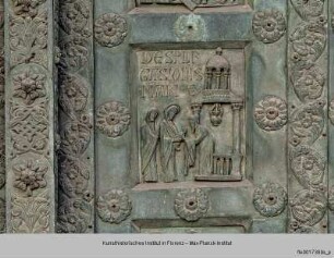 Bronzetür des Westportals : Darbringung im Tempel