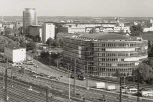 Ammonhof : Ammonhof (1997; IOP (Ingenhoven, Overdiek und Partner)). Blick von der Dachterrasse des Studentenwohnheims, Budapester Straße 22, links das World Trade Center (WTC)