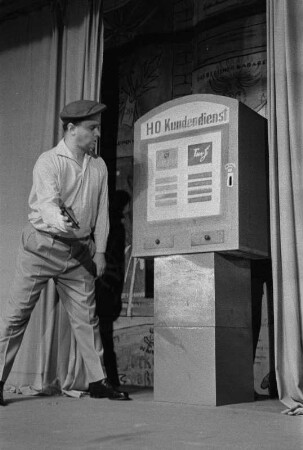 Szenenbilder aus "Blick zurück nach vorn", Kabarett "Die Distel" Berlin. Mit Gerd E. Schäfer, E. Schall u. a. Berlin, 29.08.1958 (Jubiläumsvorstellung, Premiere 28.08.1958)