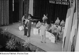 Das Orchester Alo Koll bei der Festivität zum 60jährigen Bestehen der Leipziger Volkszeitung