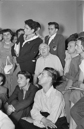 Veranstaltung mit Anna Seghers, Pablo Neruda, Nazim Hikmet, Arnold Zweig, Lew Iwanowitsch Oschanin. Dresden?, 1951